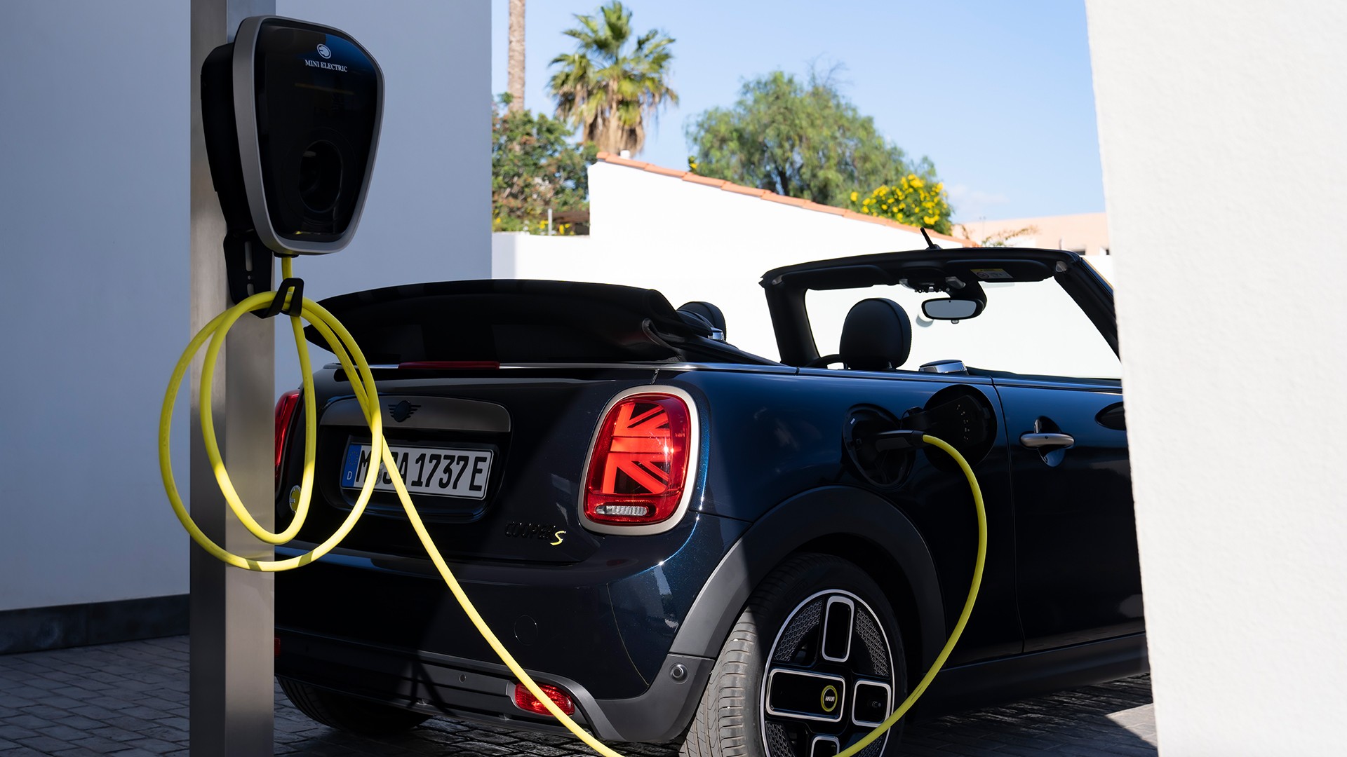 MINI CABRIO 100% ELECTRIQUE - vue arrière avec wallbox